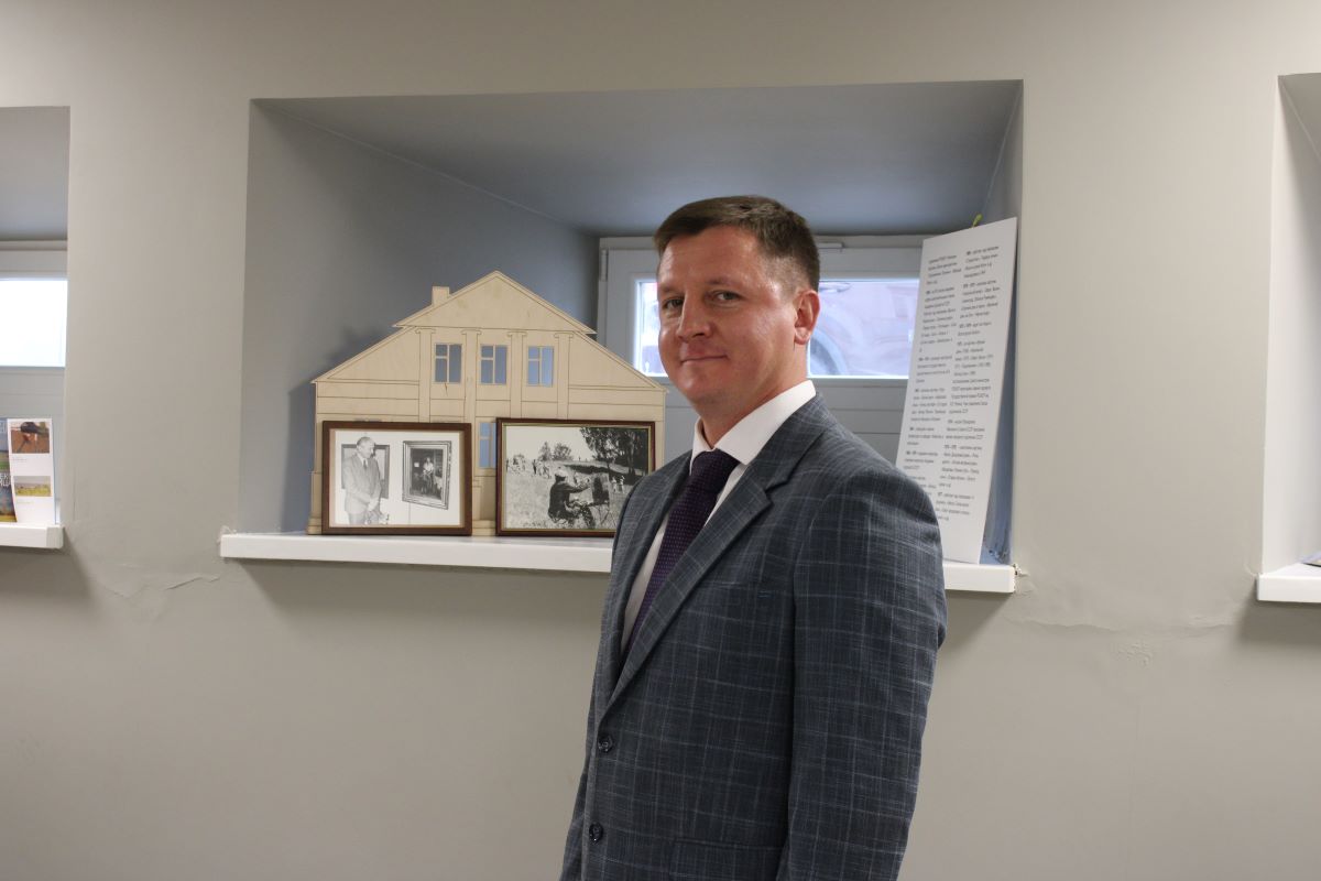 ВЛАДИМИР ВАСИЛЬЕВ <br> НА ВЫСТАВКЕ "ДВА МАСТЕРА РУССКОГО ПЕЙЗАЖА"