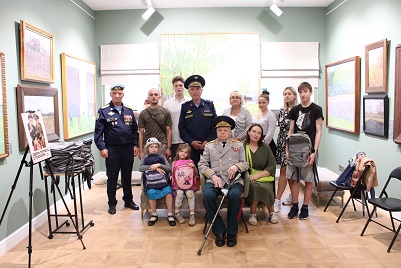 СЕМЬЯ УЧАСТНИКА СВО ПОЛУЧИЛА ПОДАРКИ К ШКОЛЕ